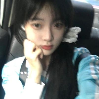 玻璃橱窗中的姑娘